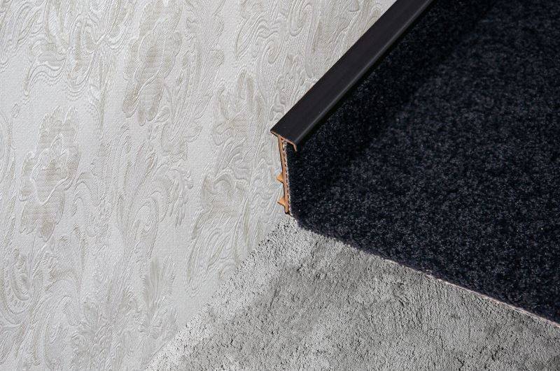 Плинтус для ковролина "Korner" Listwa черный (2500*13,8*50 мм) — купить в Якутске