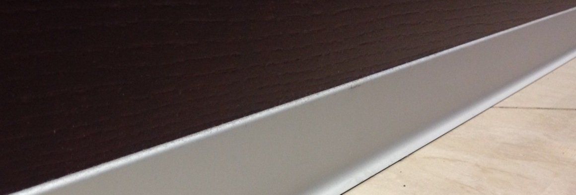 Плинтус алюминиевый L-образный анодированное серебро (3000*11*100 мм) — купить в Якутске