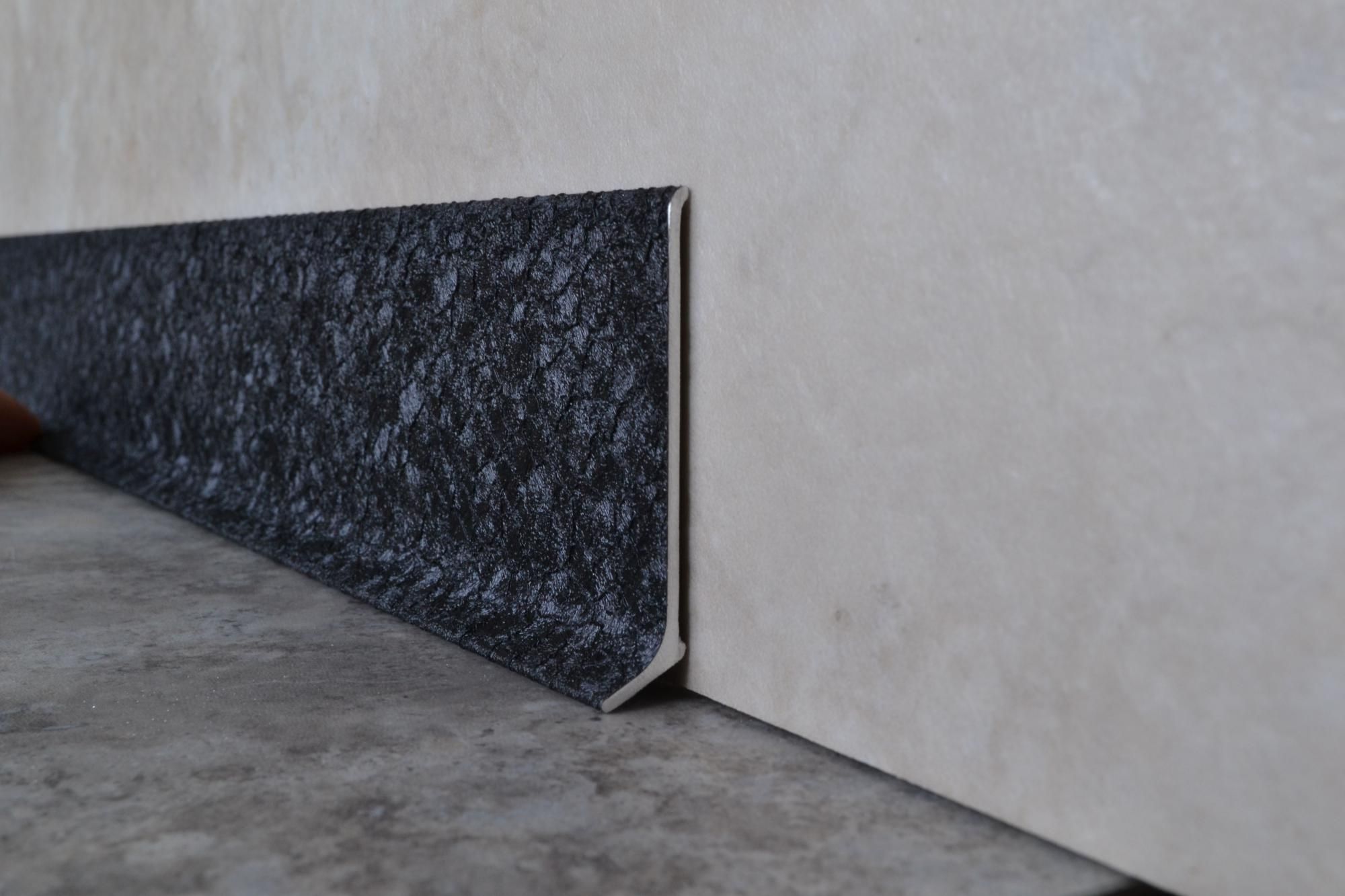 Плинтус алюминиевый L-образный текстура кожи черная (2500*11*60 мм) — купить в Якутске