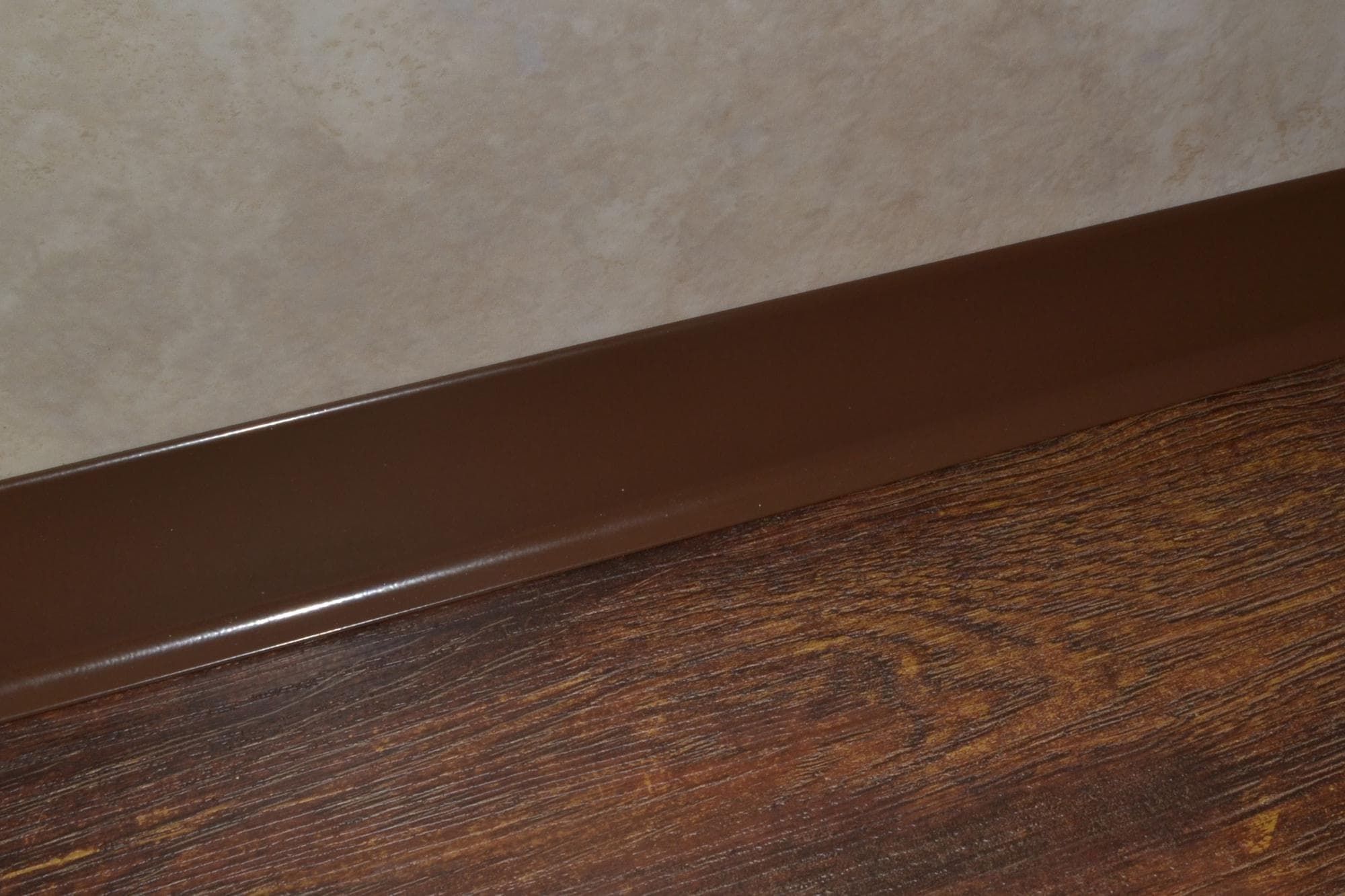 Плинтус алюминиевый L-образный шоколад (2500*11*60 мм) — купить в Якутске